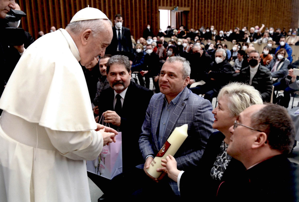 Papież Franciszek oraz ksiądz doktor Albert Warso, Wójt Gminy Andrzej Bracha wraz z małżonką Barbarą oraz Sekretarz Gminy Albert Bobrowski