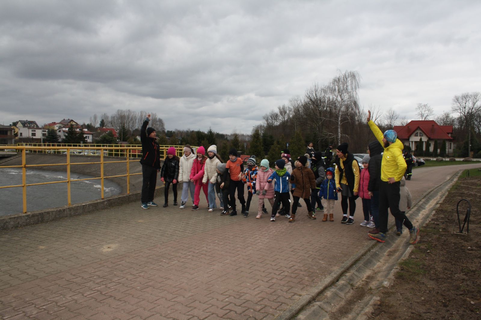 Dzieci na lini startu biegu charytatywnego dla Konrada