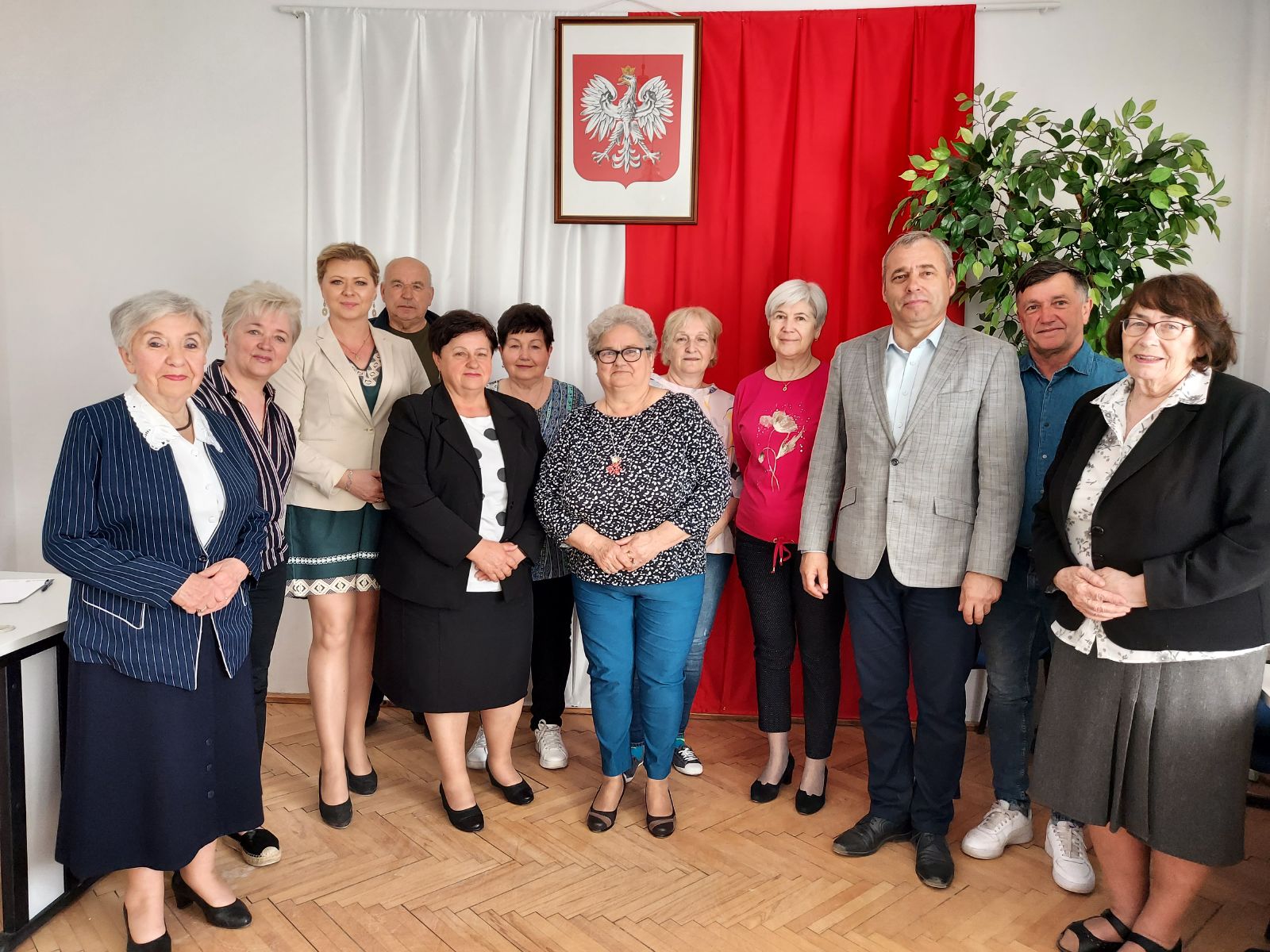 Rada Seniorów wraz z obecnymi na sesji Panem Burmistrzem Andrzejem Brachą oraz Panią Sekretarz Agnieszką Dąbrowską