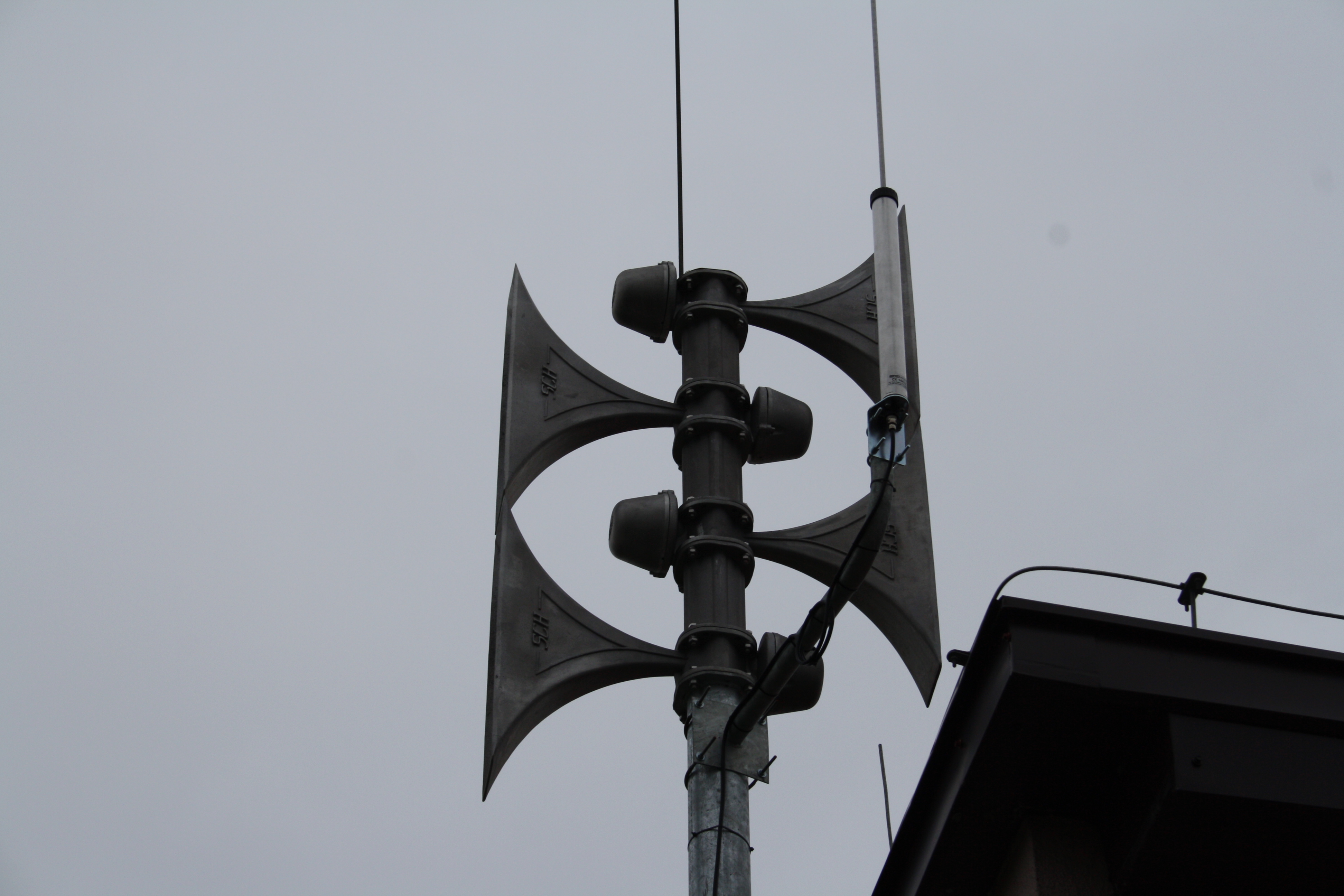 Syreny alarmowe na dachu