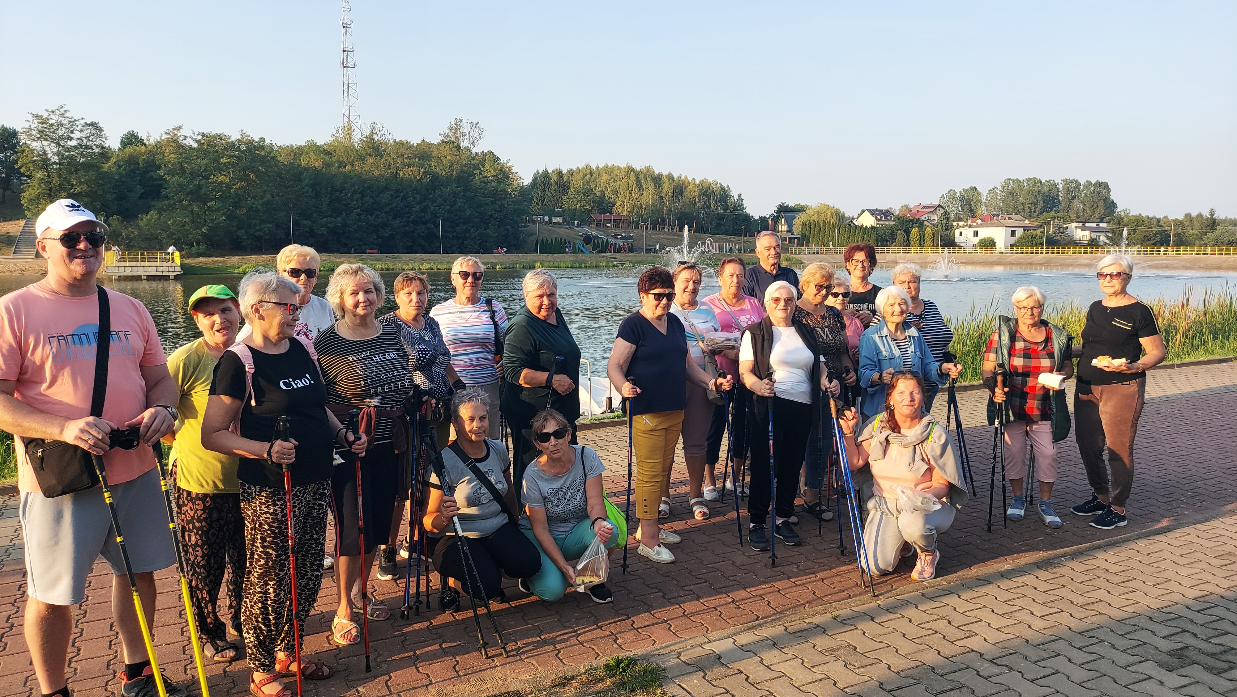 Zdjęcie grupowe seniorów nad zalewem w Jastrzębiu