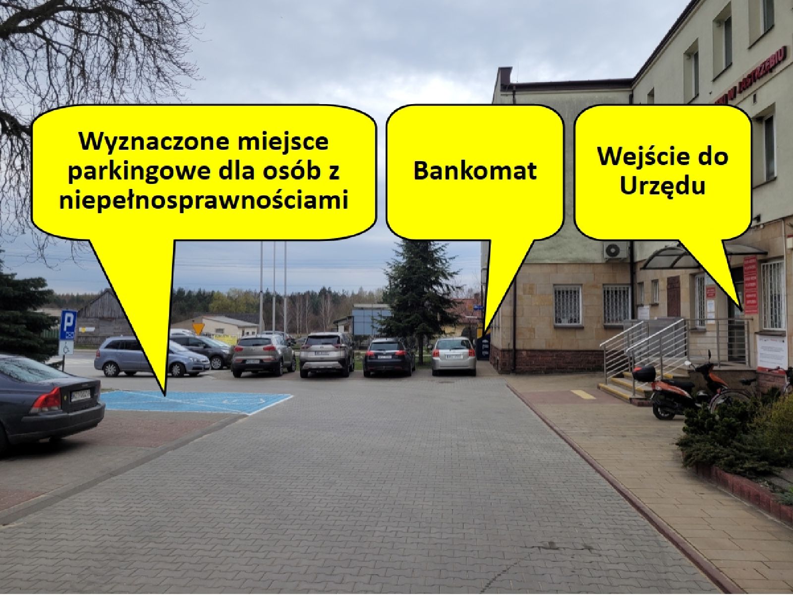 miejsca parkingowe przed Urzędem wraz ze wskazanym wejściem do Urzędu oraz Bankomatu