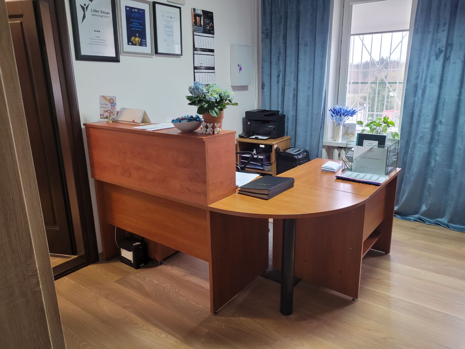 sektretariat w środkku