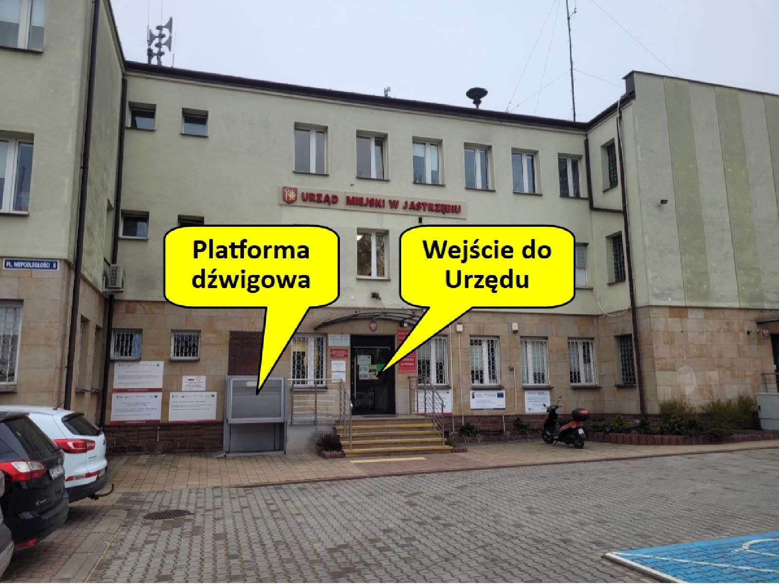 wejście do Urzędu Miejskiego w Jastrzębiu wraz ze wskazaniem platformy dźwigowej