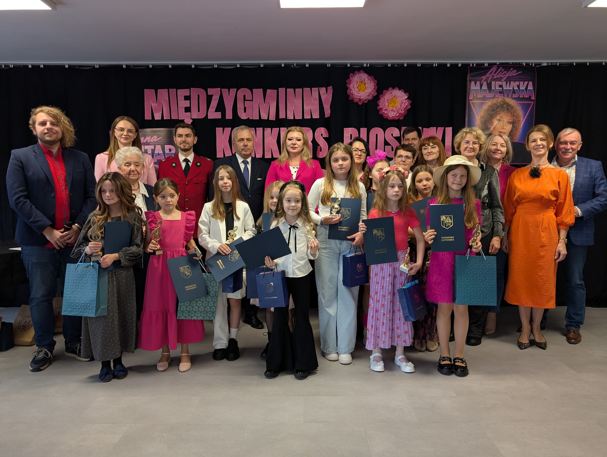 Zdjęcie grupowe uczęstników konkursu, wraz z jury, pracownikami urzędu i opiekunami