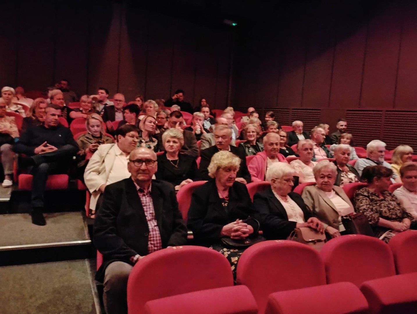 Zdjęcie seniorów na sali teatralnej