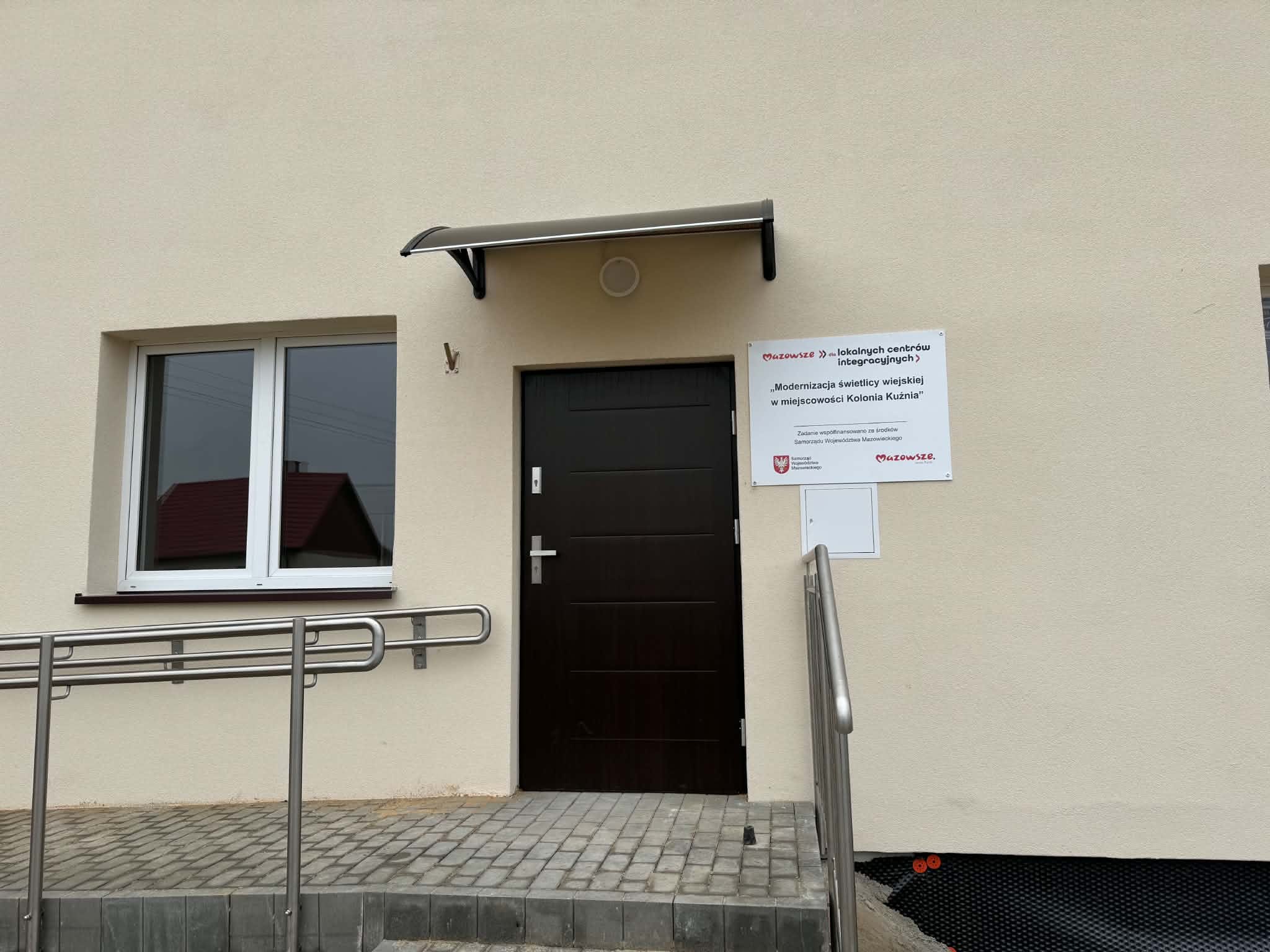 Wejście do świetlicy wiejskiej w miejscowości Kolonia Kuźnia
