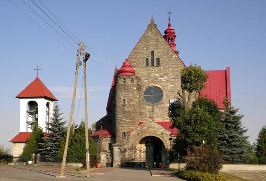  Kościół parafialny pod wezwaniem św. Jana Chrzciciela w Jastrzębiu usytuowany na wzgórzu. Świątynia  pochodzi z początku XX w