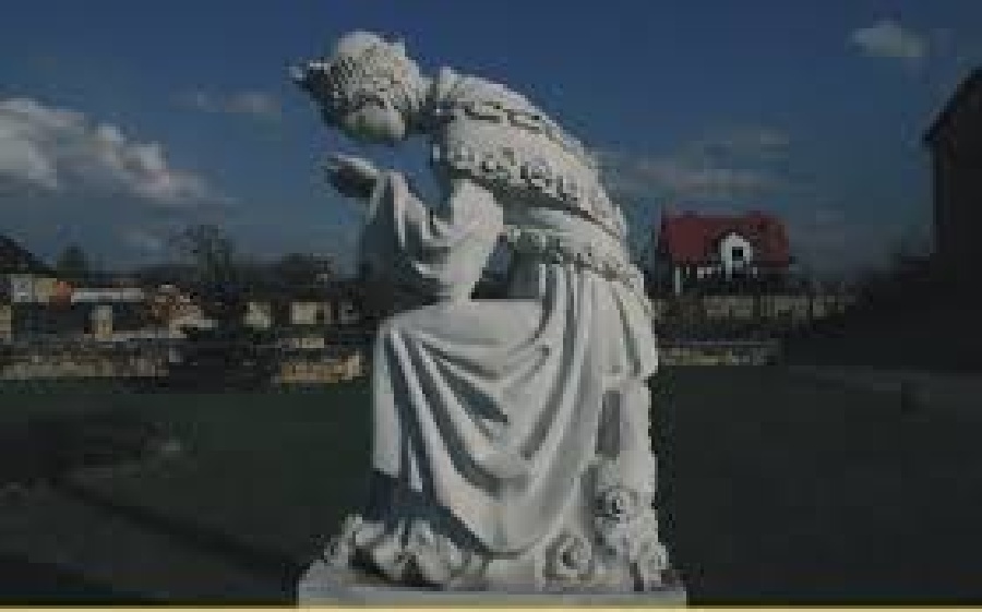 Figura Matki Boskiej Saletyńskiej przy kościele w Gąsawach zwana potocznie Matką Bożą Płaczącą koronowana 15 września 1996 r. w Dębowcu 
