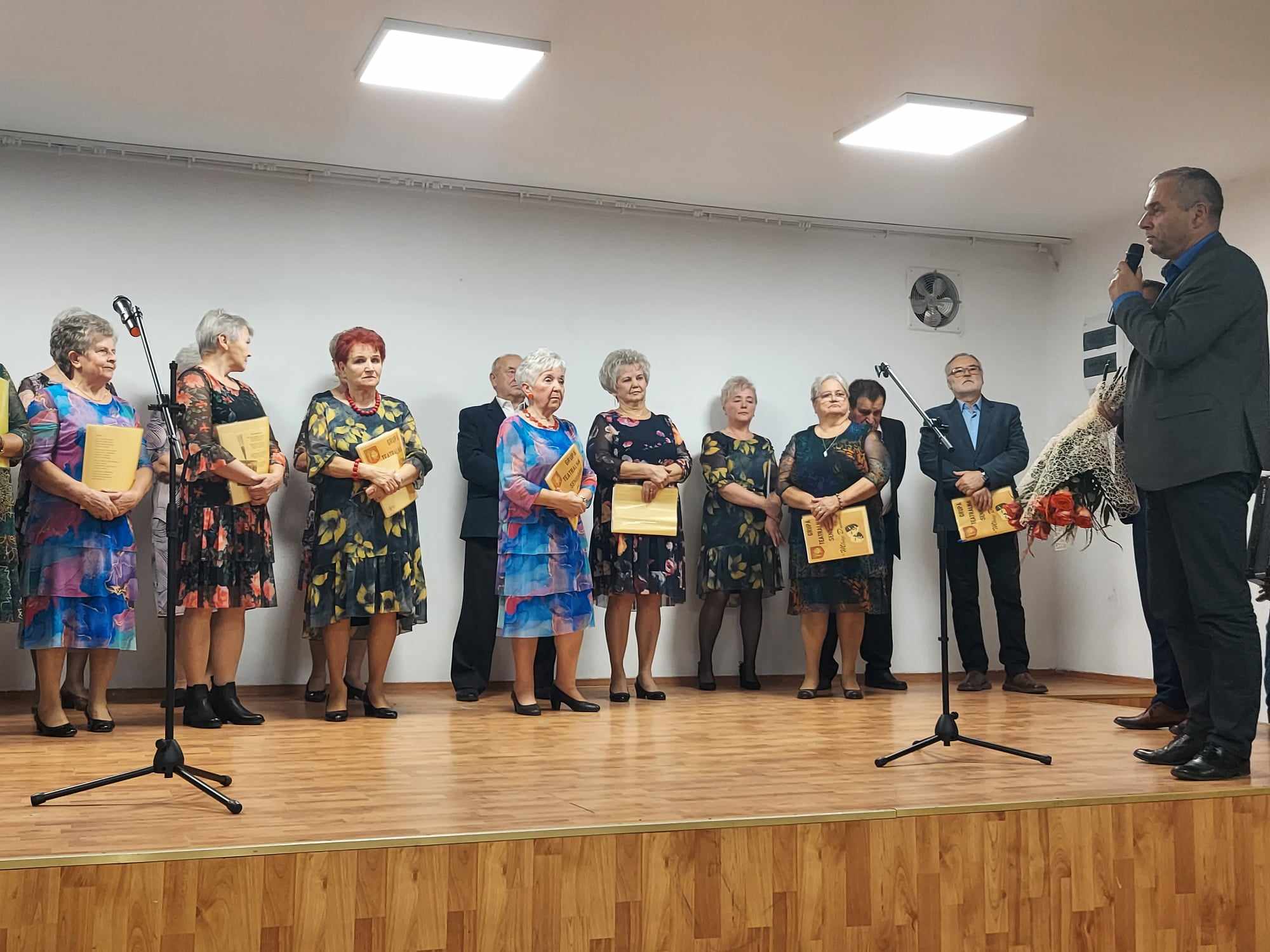 Burmistrz Jastrzębia Andrzej Bracha na scenie z Seniorami